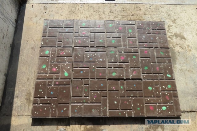 Одессит запустил производство тротуарной плитки из переработанного пластика. 