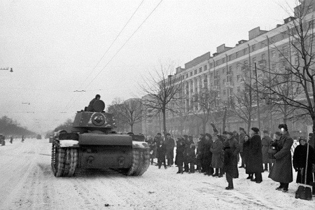 С Красной площади и сразу в бой: 7 ноября 1941 года в Москве прошел легендарный военный парад