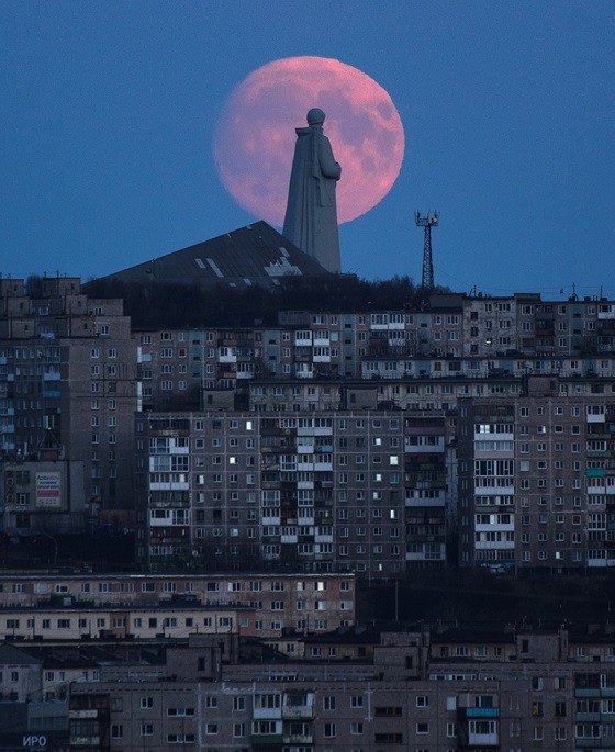 Заход луны над Мурманском