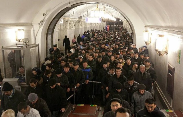 В Госдуме заявили, что в Россию нужно завозить семьи мигрантов из-за нехватки рабочей силы.