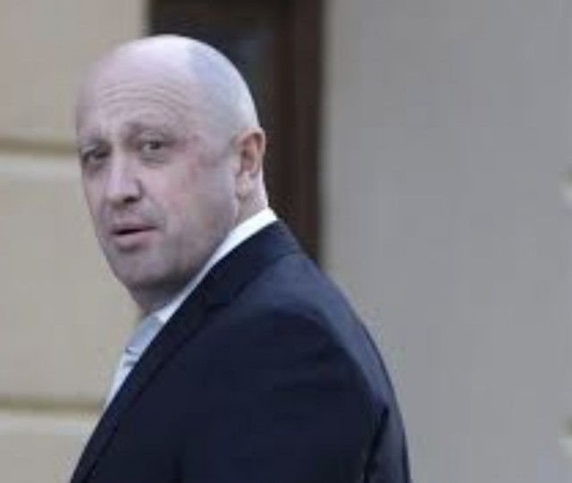 В Уфе полицейский скрутил женщину, которая пошла по перекрытой дорогеперед кортежем Путина