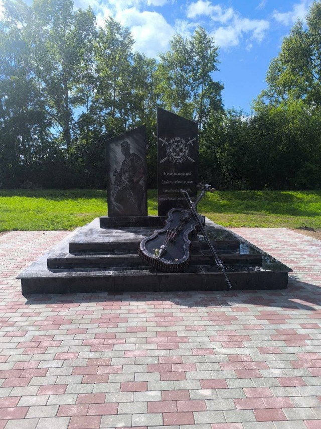 Мемориал, построенный волонтёрами на свои средства.