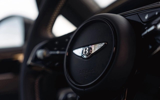Bentley представила первый электромобиль в истории марки