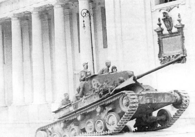 Архивные фотографии советских воинов на технике