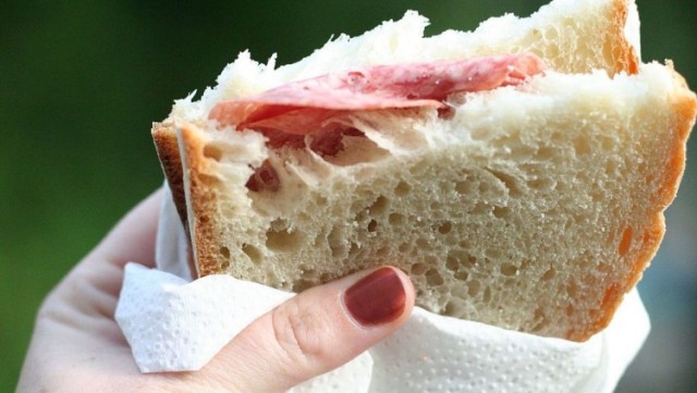 Беременную стюардессу уволили за съеденный бутерброд