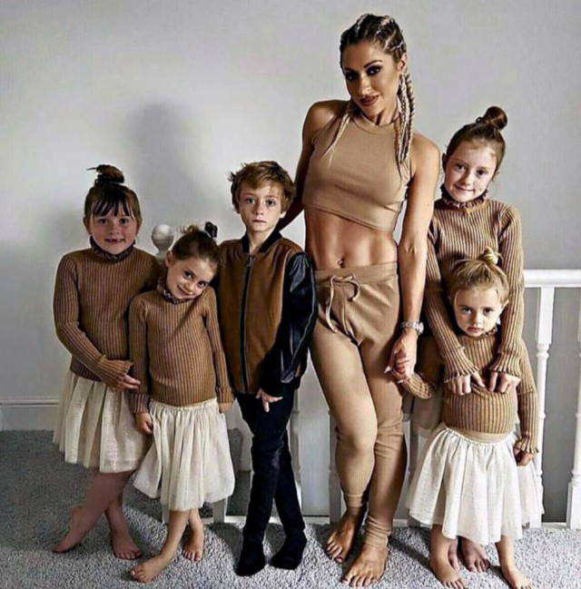 35-летняя мать пятерых детей держит свою фигуру в форме!
