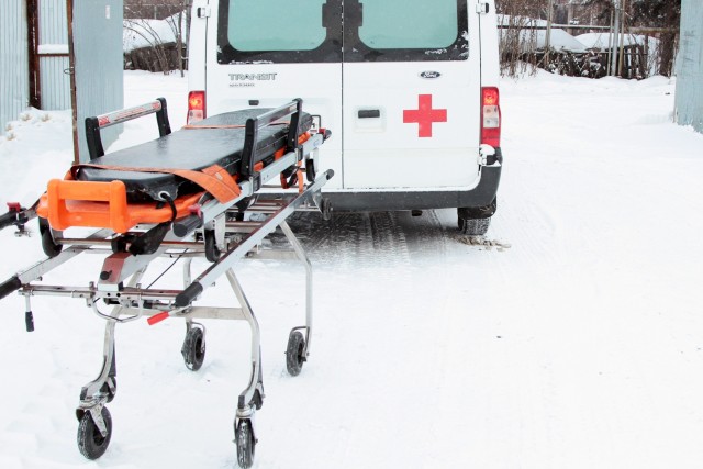 12-летний мальчик ударил одноклассницу ножом прямо в школе.