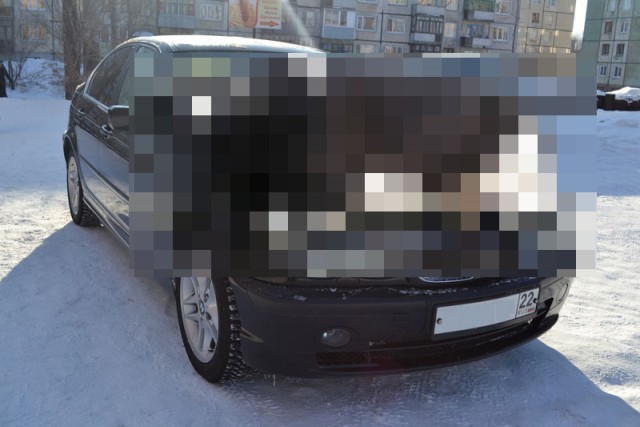 Секси-телочка на капоте машины