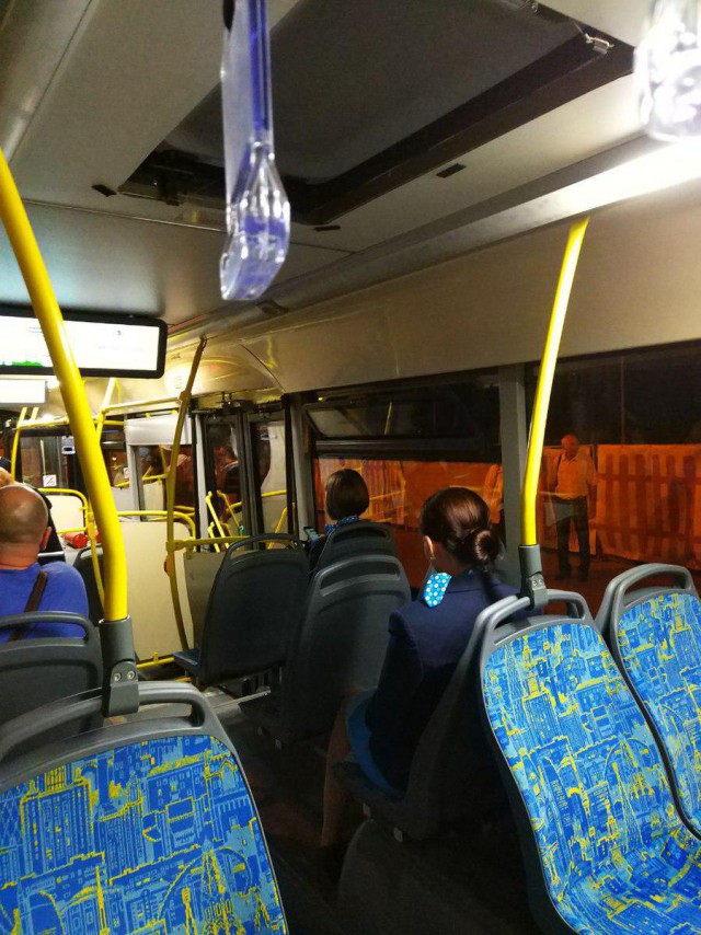 Две стюардессы из «Победы» зашли в автобус и сели на разных рядах