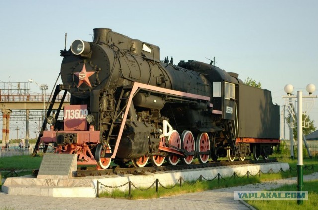 Памятник паровозу