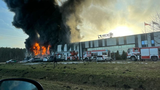 В Латвии горит завод