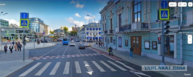 На Трубной площади в Москве мотоциклист на большой скорости влетел в BMW, после чего его отбросило в пешехода