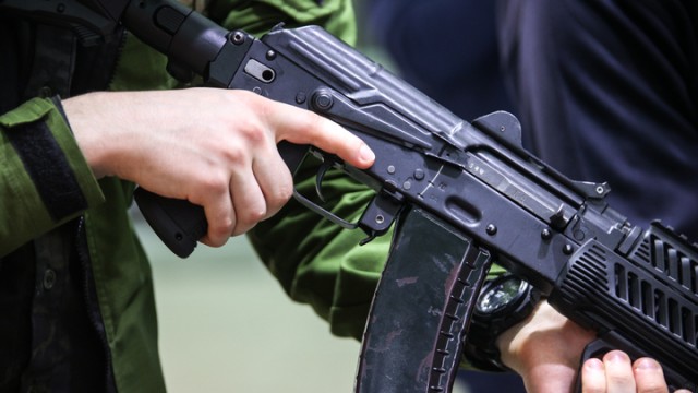 Первоклассникам, для линейки в Нижнем Новгороде выдали военную форму, причем на несколько размеров больше