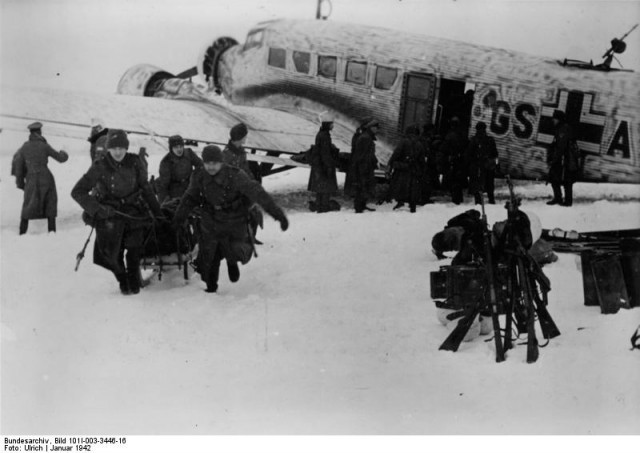 1942 год в 60 фотографиях
