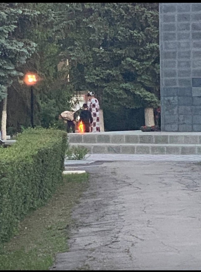 «Поднимали юбки и снимали штаны»: жители Пугачева пожаловались на цыган, веселившихся у Вечного огня