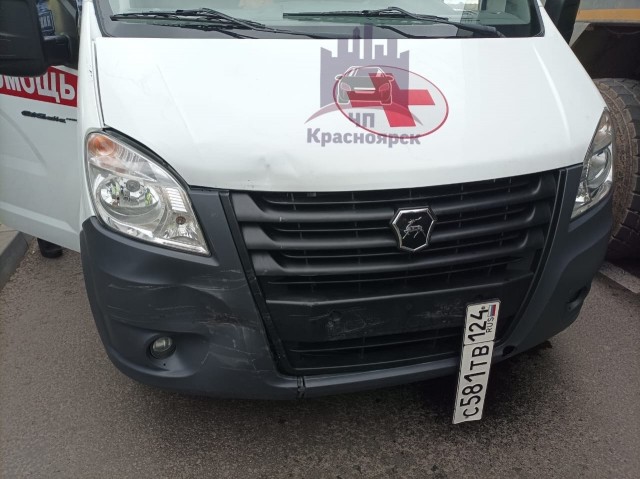 Парень угнал машину скорой помощи и спалился, когда не смог объехать аварию в Красноярске.