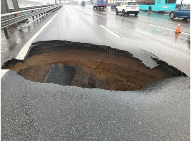 На КАД Петербурга в дождь размыло основание дороги