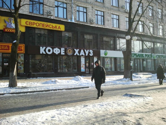 На постаменте теперь красуется золотой унитаз