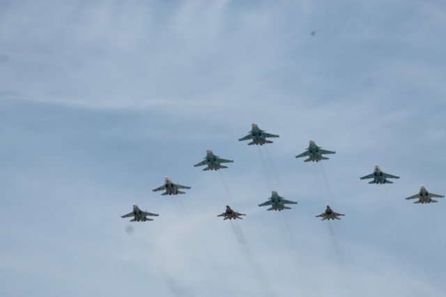 Стальная мощь в воздухе над головой