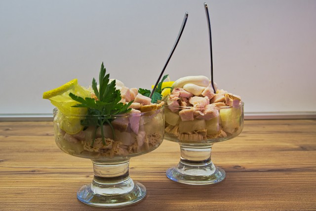 Салат-коктейль из спаржи по-корейски, ананасов и копченой курицы