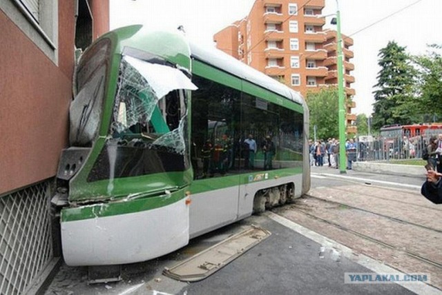Жесть! Авария трамваев в Милане (8 фото)