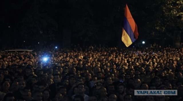 В Армении объявили о контрреволюции: протестующие в Ереване ворвались на территорию парламента