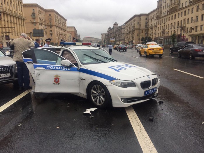 Регистратор снял столкновение автомобилей на Кутузовском проспекте