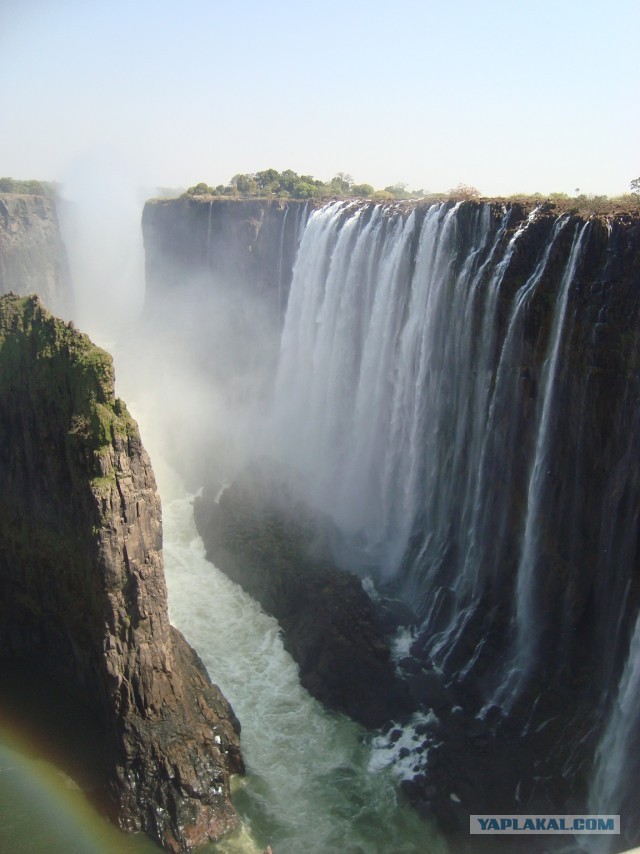 Одна из самых эффектных туристических достопримечательностей Африки терпит бедствие: водопад Виктория рекордно обмелел