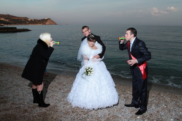 Накатив стакан чистого спирта, фотограф начал свадебную фотосессию