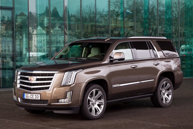 Москвичка взыскала свыше 6 млн рублей с автосалона за «вонючий» Cadillac Escalade