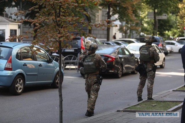 В Кабинет Министров Украины прорывается неизвестный мужчина, угрожает взорвать внутри гранату.