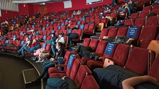 В Норильске 130 человек остались ночевать в кинотеатре из-за «чёрной пурги»