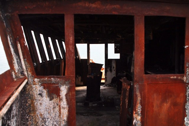 Полузатонувший корабль в абхазской гавани