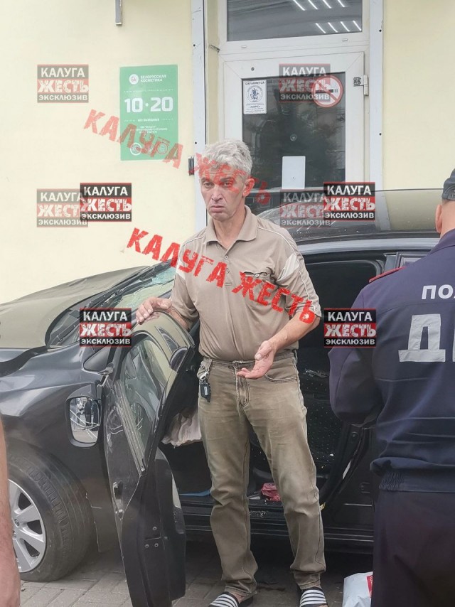 В Калуге водитель сбил людей на тротуаре и влетел в дом