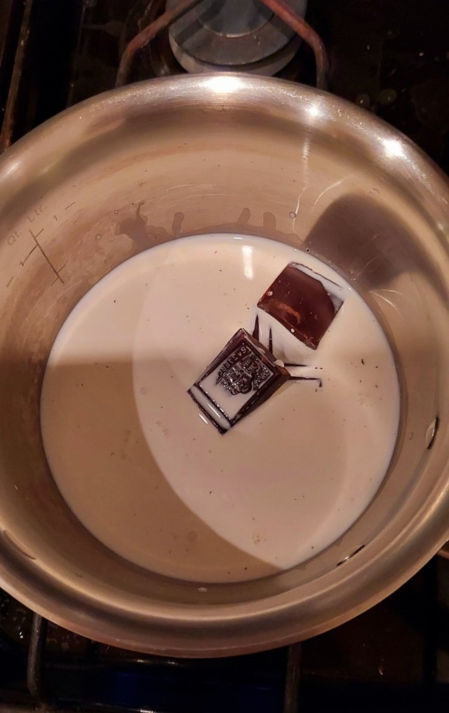 Два бисквитных торта: белый и шоколадный