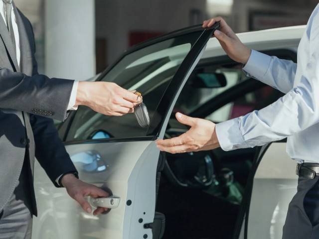 «КП»: почти половина россиян не могут купить себе автомобиль