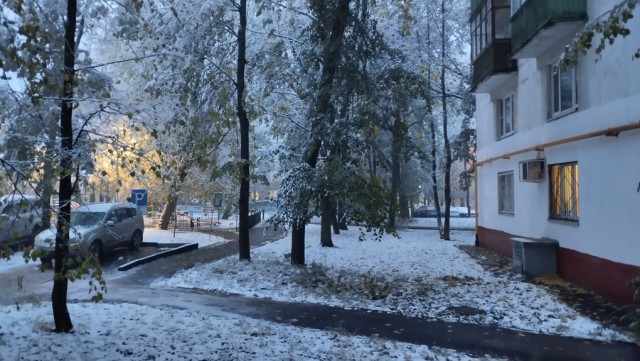 Снег добрался до Москвы