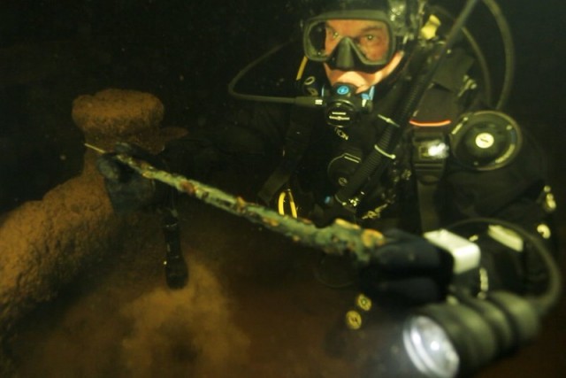 На дне Ладоги подводные археологи нашли хорошо сохранившуюся военную баржу 1941 года