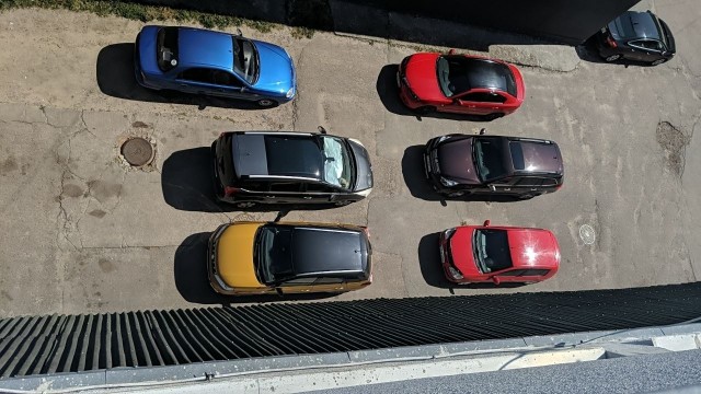 Смотрю сейчас 85% автомобилей только трёх цветов