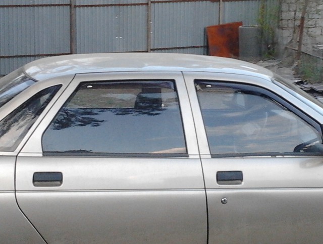 Сосульки пробили крышу здания и повредили несколько автомобилей в Петербурге