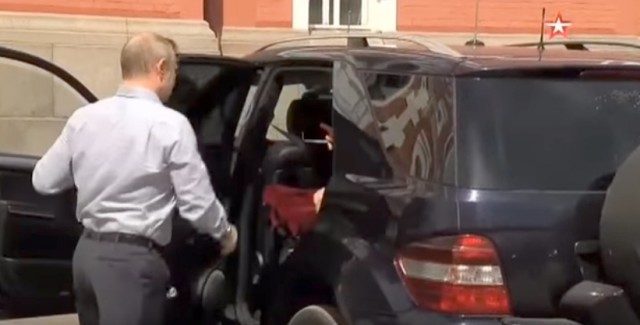 Песков прокомментировал появление неизвестного спутника с Путиным