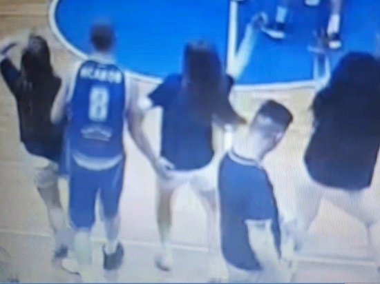 Уфимский баскетболист пощупал зад алтайской чирлидерше