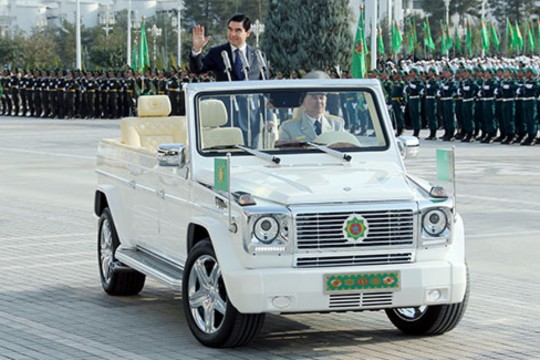 Глава Туркменистана распорядился перекрасить в белый черные детали всех автомобилей страны
