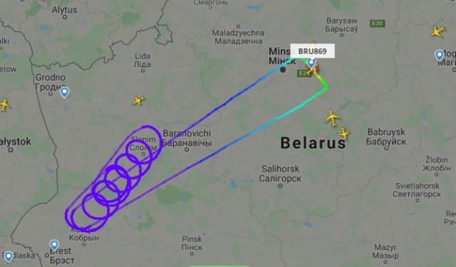Самолет Минск-Барселона, который не смог войти в воздушное пространство Польши возвращается в Минск