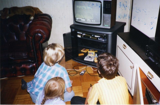 Домашняя игровая атмосфера 90-х