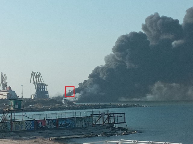 Большой десантный корабль «Орск» вошел в порт Бердянска
