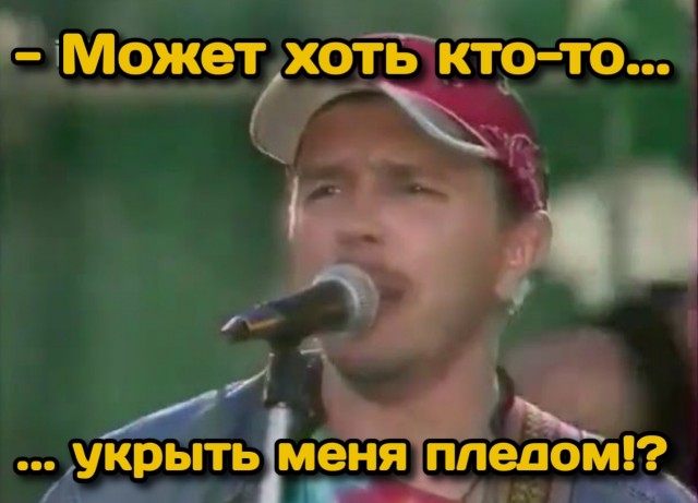 Медведь устроил лежанку на крыльце заброшенного дома в камчатском посёлке