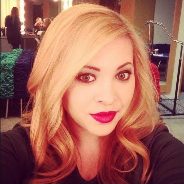 Узнаете девушку?