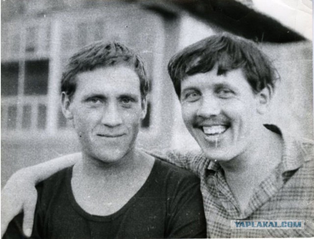 Владимиp Выcоцкий с дрyгом, 1947г.