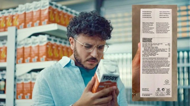 человек читает мелкий текст на упаковке